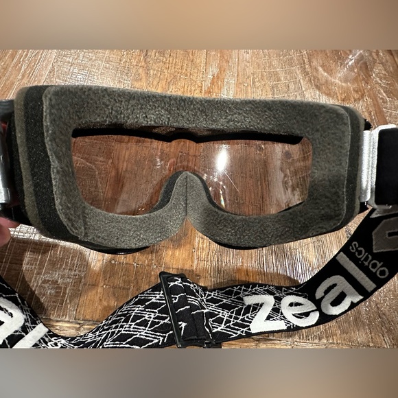 ZEAL Ski Goggles and Case - Picture 9 of 12